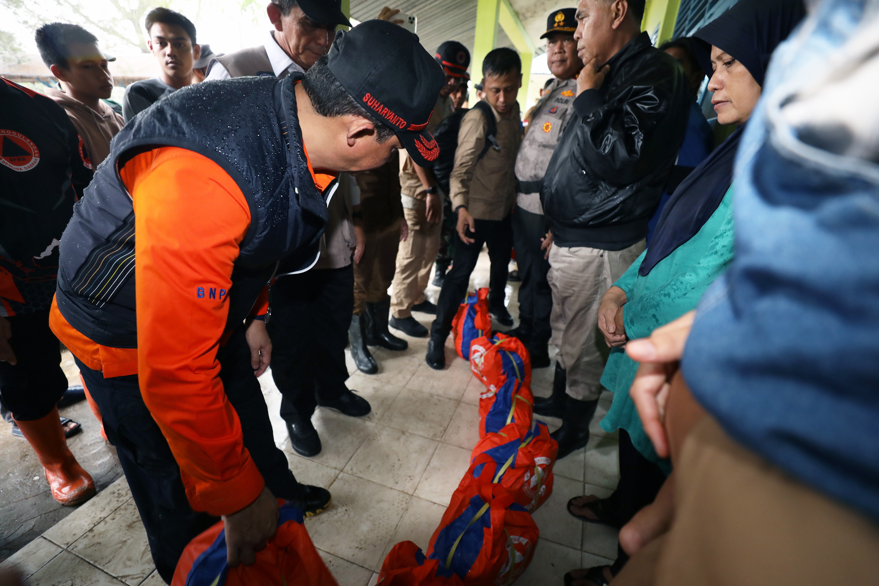 Kepala BNPB Letjen TNI Suharyanto (kemeja oranye berompi hitam) bersama rombongan Pemda Natuna memberikan bantuan kepada warga pengungsi SMA Negeri 1 Serasan, Desa Pangkalan, Kecamatan Serasan, Kabupaten Natuna, Kepulauan Riau, Rabu (8/3).
